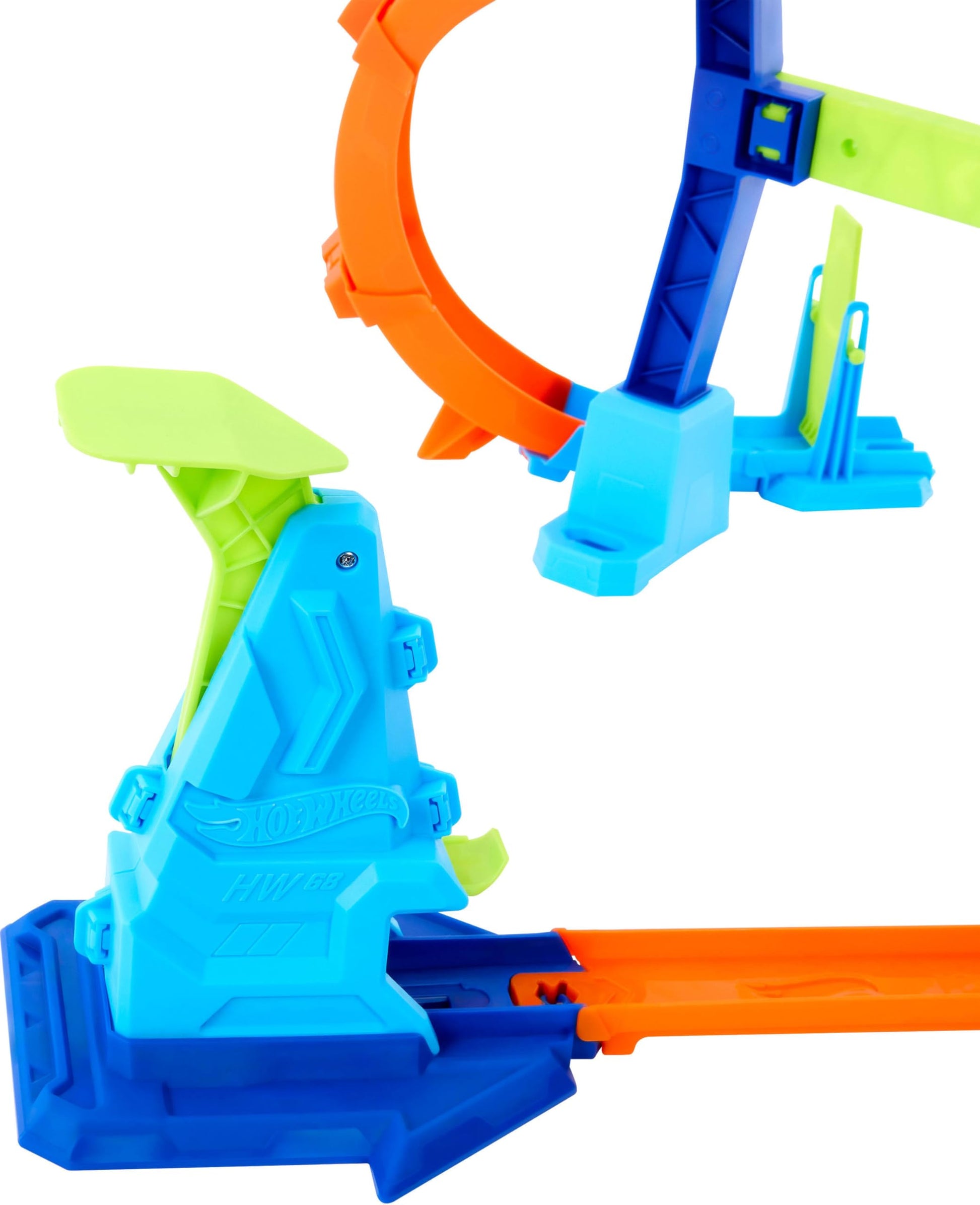 Hot Wheels Toy Car Track Set, Flip & Jump Through the Corkscrew Loop with a 1:64 Scale Toy Car, Speed Snap Track & Adapters, Compresses for Storage