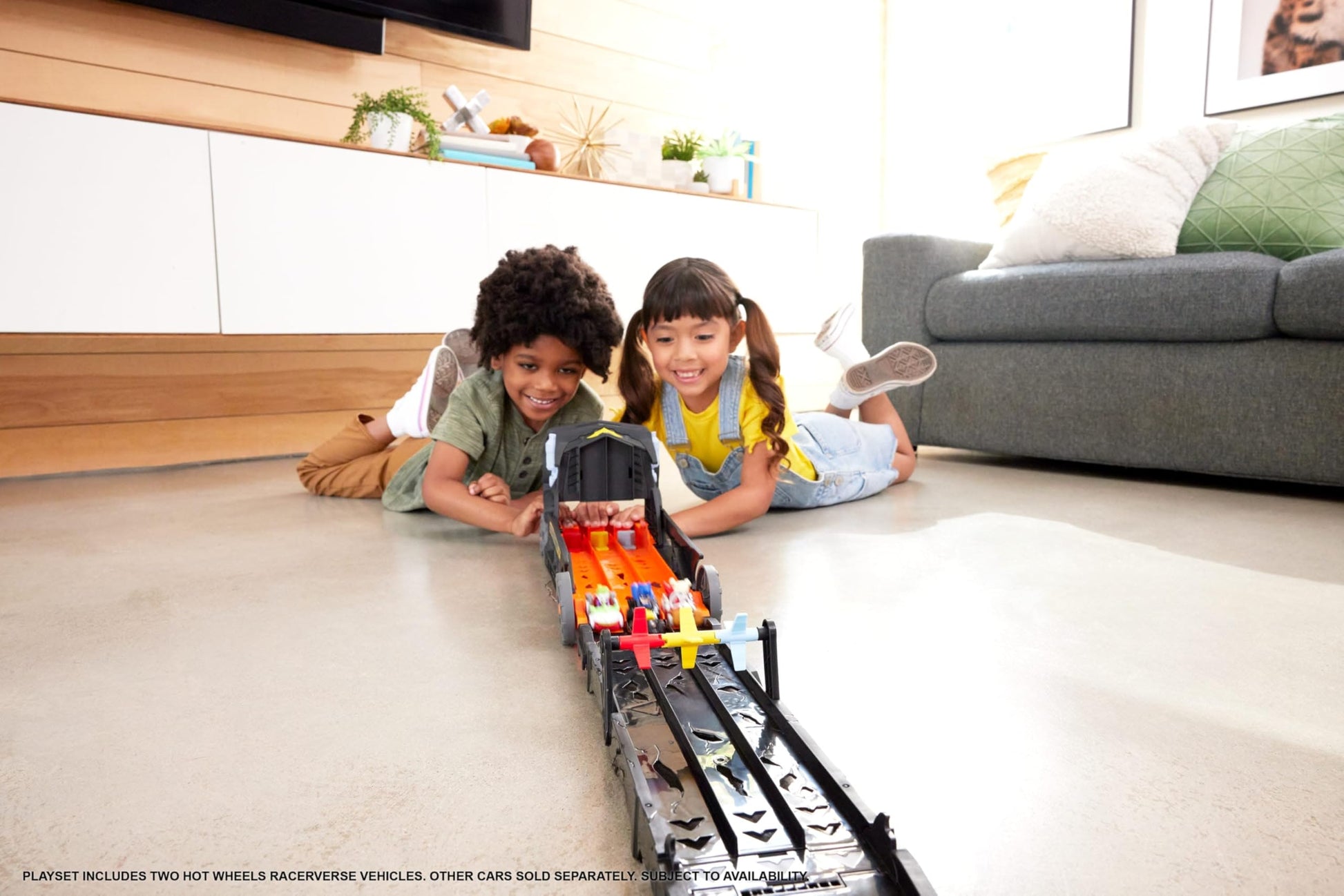 Hot Wheels Toy Car & Track, RacerVerse Batman’s Escape Chase Vehicle Transforms into 3-Lane Raceway with 1 Die-Cast Batman & 1 Joker
