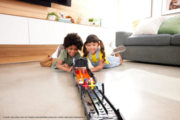 Hot Wheels Toy Car & Track, RacerVerse Batman’s Escape Chase Vehicle Transforms into 3-Lane Raceway with 1 Die-Cast Batman & 1 Joker