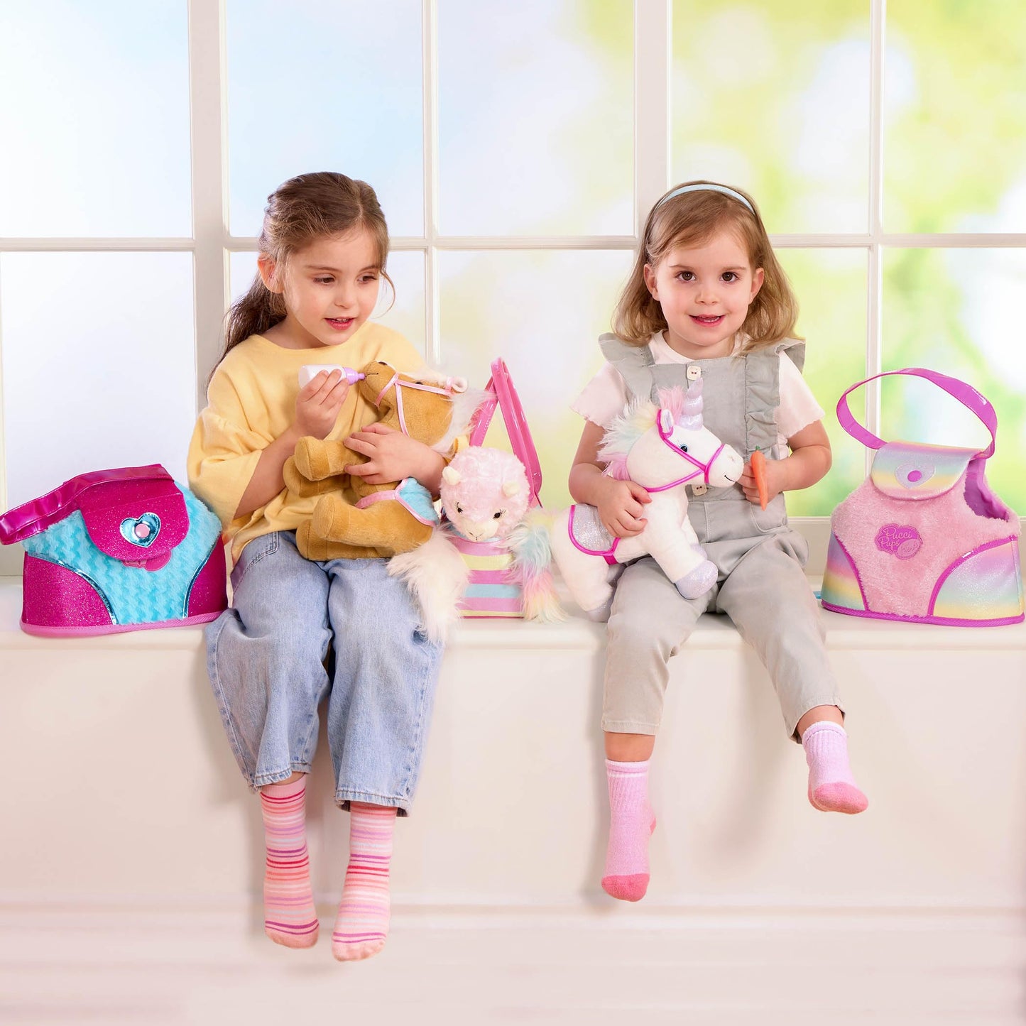 Pucci Pals Rainbow Bag & Sparkly Unicorn Plush Pet with Carrier