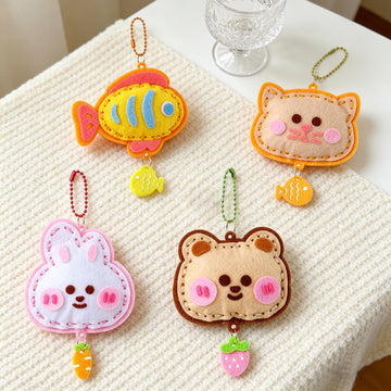Oagminu 4Pcs Cute Animals DIY Felt Craft Kit Make Your Own Squeaky Keychains, Fun Art & Craft Project for Girls Boys(Animals)
