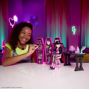 Monster High Room of Magic Potions Draculaura Box with Count Fabulous Bat, more than 12 pieces and surprise transformations, JBF15