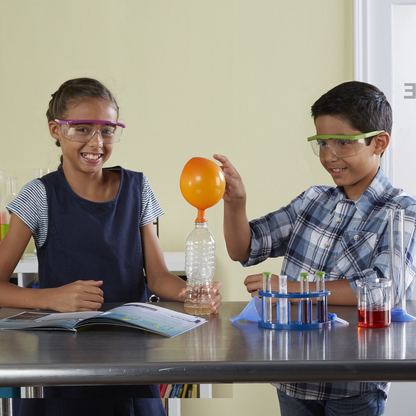 Educational Insights Geosafari Rockin' Reactions Chemistry Set