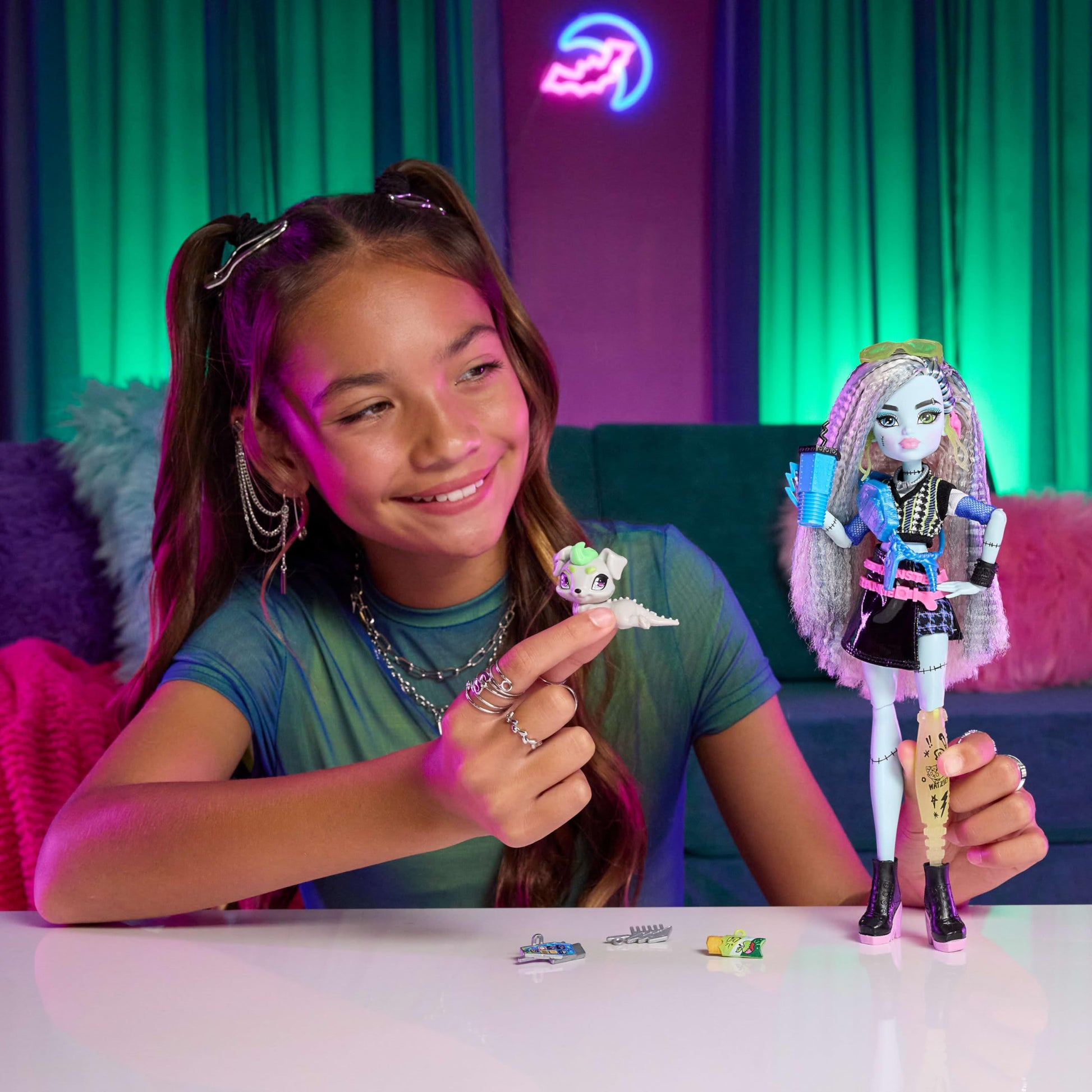Monster High Doll, Frankie Stein in Cropped Sweater and Black Pleather Skirt with Pet Dog Watzie and 7 Accessories Like Earphones, Belt Bag and Snacks