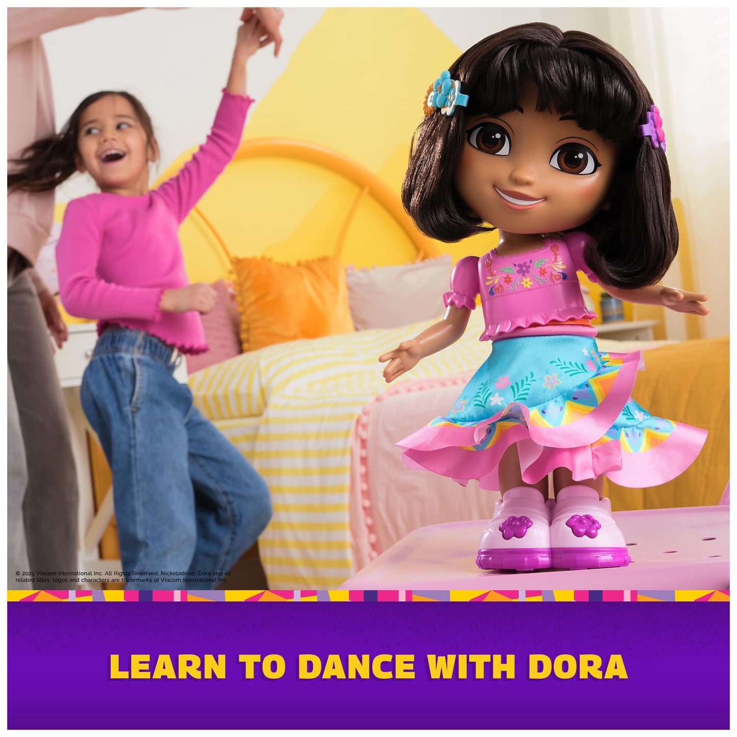 Dora - Dancing with Me Doll - 30cm Interactive Figure - 1 Figure, 5 Accessories & 6 Songs - Bilingual French English - Cartoon Doll House Toy