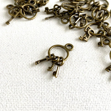 Dollhouse Miniature Key, 1:6 Scale Tiny Key Pendants, Set of Three Skeleton Keys, Miniatures Metal Keys, for Dollhouse Miniature Making Crafts (5PCS)