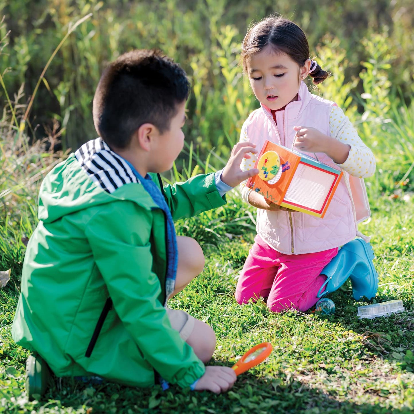 MindWare Make Your Own Bug Catcher Kit for Kids - Includes 12 Paint Colors, Glue, 3 Brushes & Guidebook - DIY Craft for Kids Ages 5+