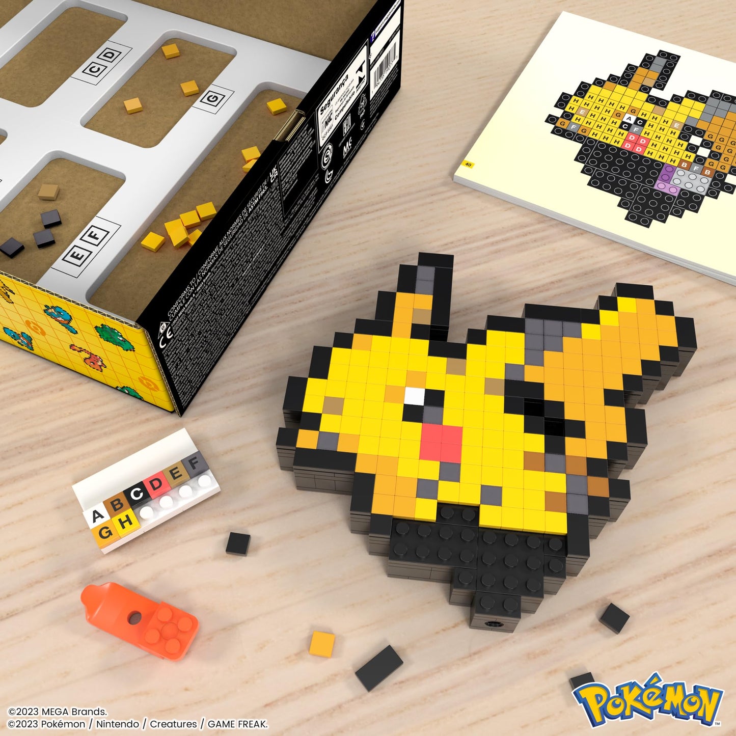 Mega Pokémon Pikachu Construction Set, Articulated Figure, Retro Pixelated Style, 15 cm, Wall or Table Decoration, 400 Pieces, Collectable, Children's