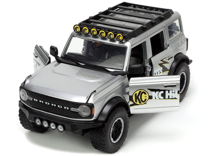 Jada Toys Just Trucks 1:24 2021 Ford Bronco Die-cast Car Gray with Tire Rack, Toys for Kids and Adults