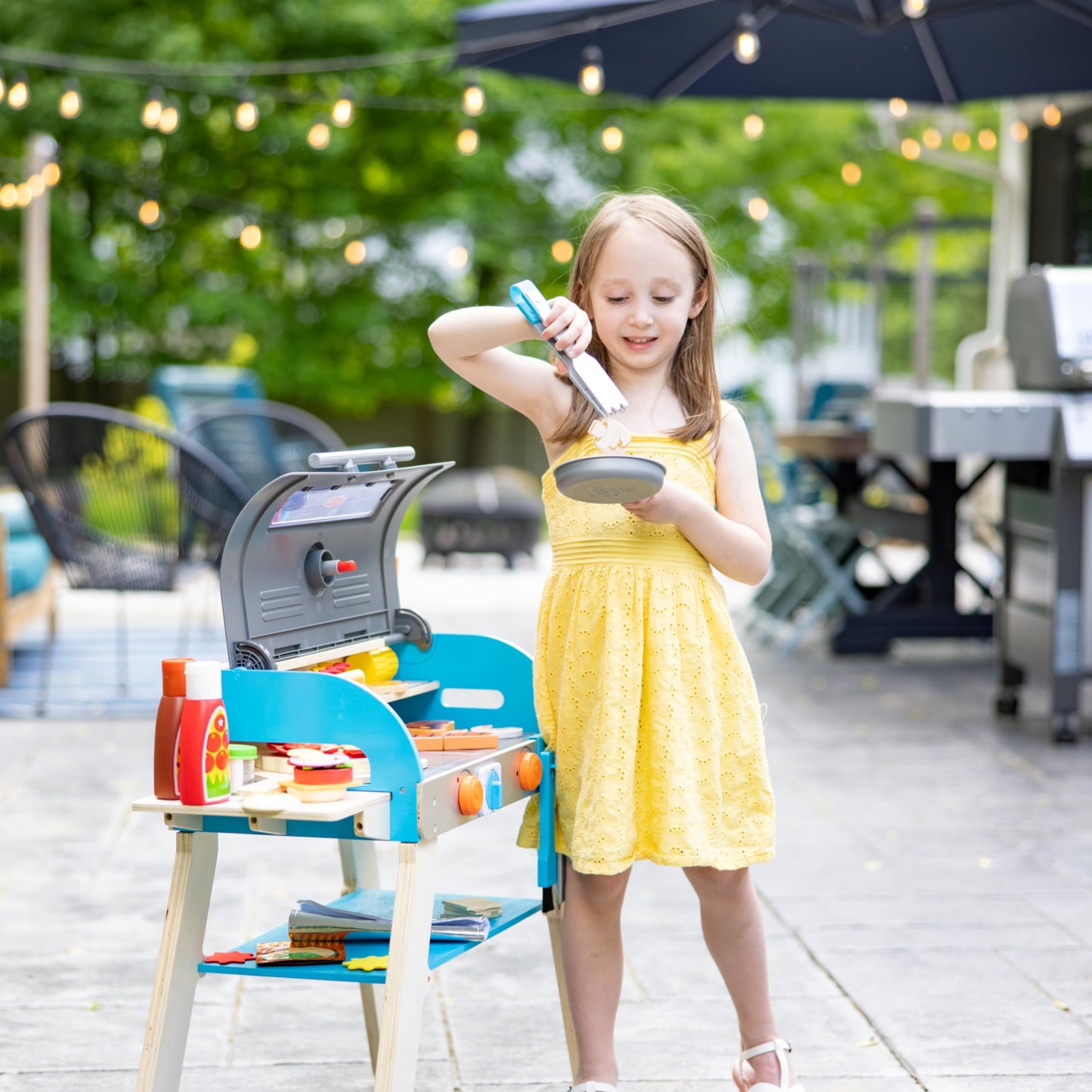 Melissa & Doug Deluxe Wooden Barbecue Grill & Smoker with Toy Food