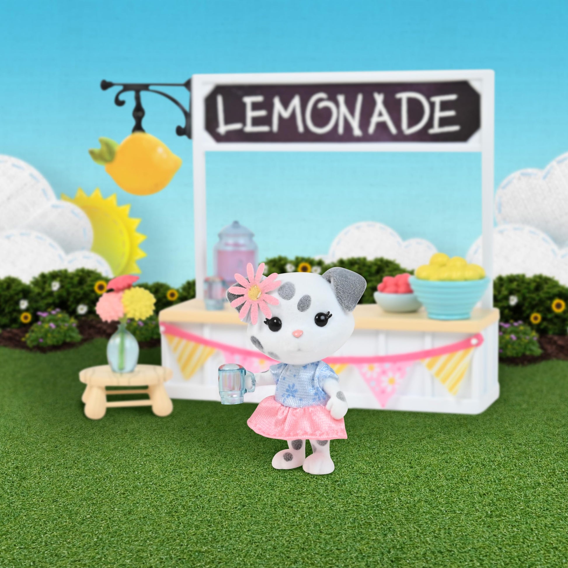 Honey Bee Acres Sweet & Sour Lemonade Stand, Complete Set with Miniature Flocked Doll Figure, 9 Pieces , Ages 3+