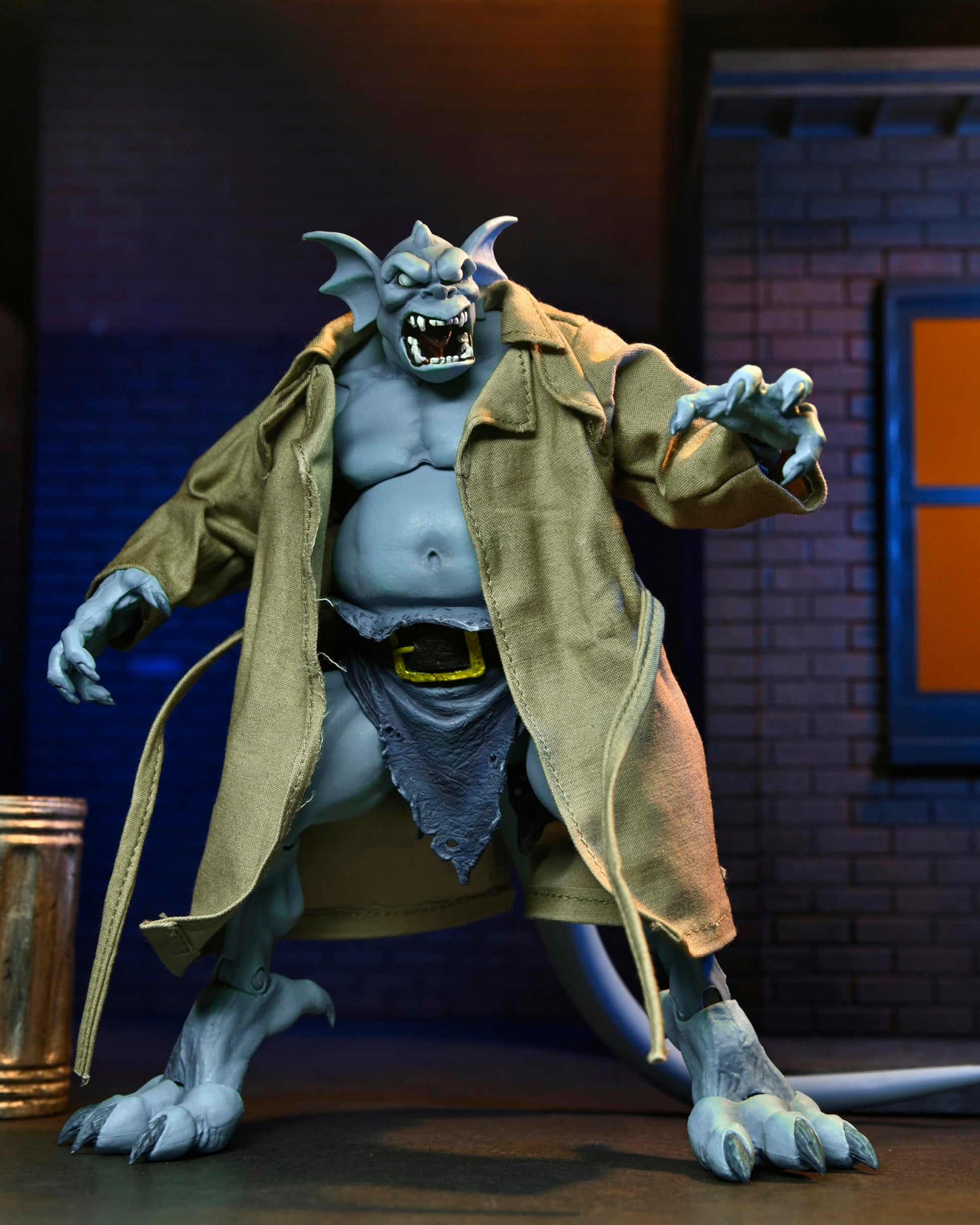NECA - Gargoyles Ultimate Detective Broadway Silver Falcon (with Closed Wings) Action Figure