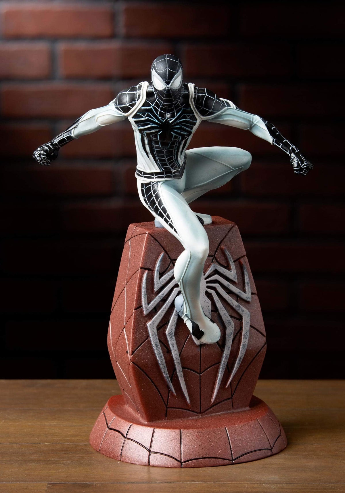 Diamond Select Toys Marvel Gallery: Spider-Man (PlayStation 4 Negative Suit Version) PVC Figure, Multicolor