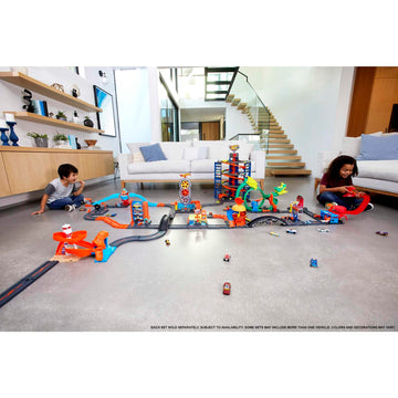 Hot Wheels City Track Pack, 10 Piece Set Includes Track Base & Various Track Pieces to Build a Cityscape, with 1 Hot Wheels Car, Connects to Other