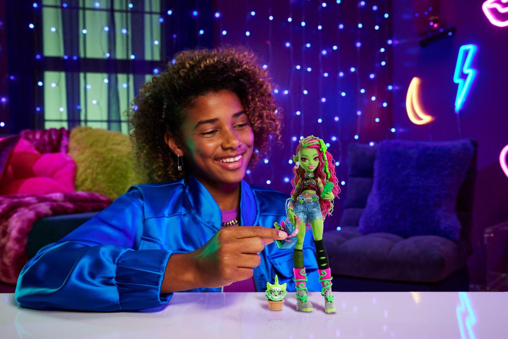 Monster High Venus McFlytrap Doll with Plant Monster Pet Cat Chewlian and Accessories Like Backpack, Notebook, Snacks and More