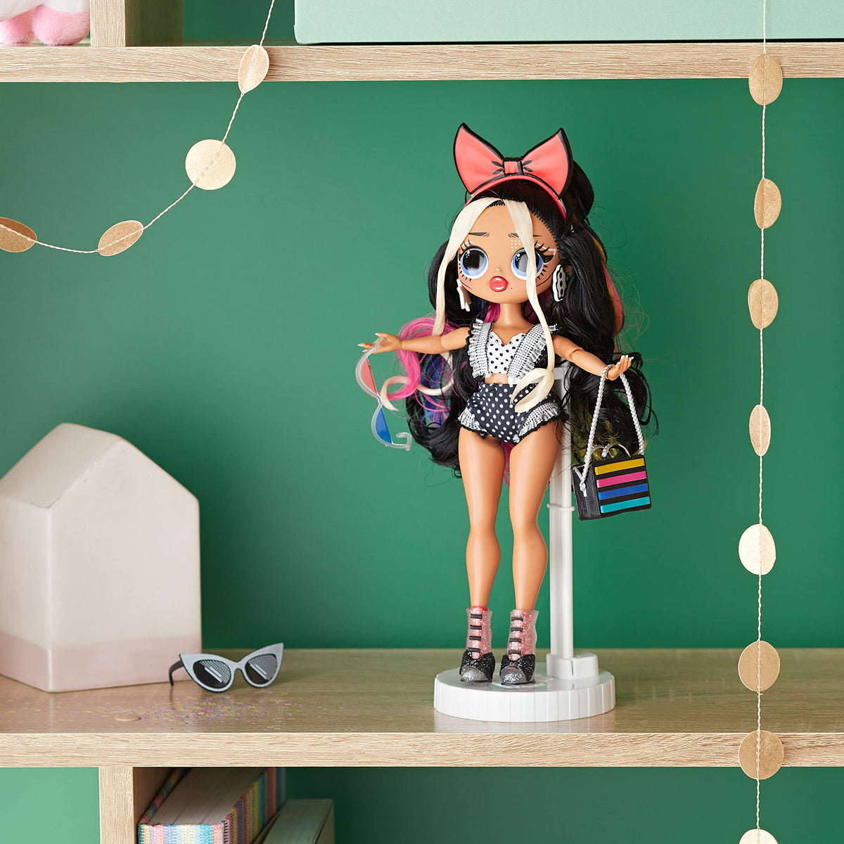 L.O.L. Surprise! OMG Movie Magic Starlette Fashion Doll with 25 Surprises Including 2 Outfits, 3D Glasses, Accessories, Reusable Playset- Gift for