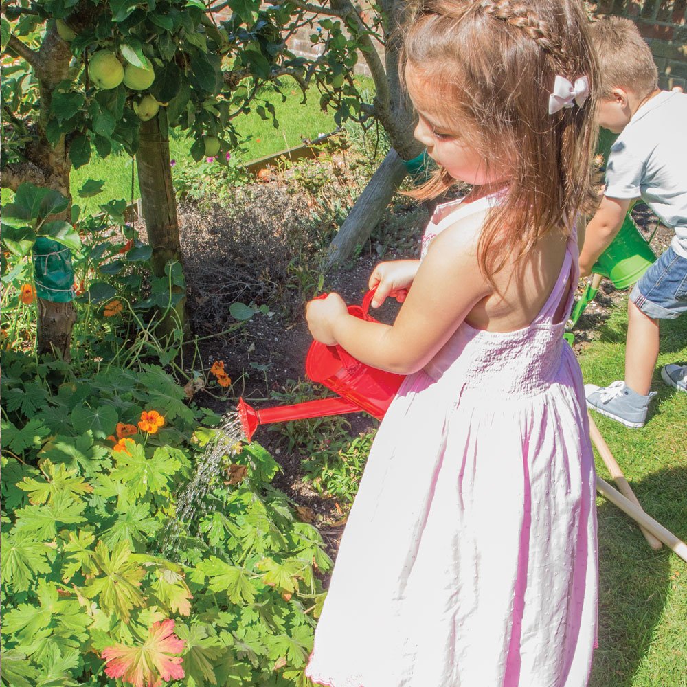 Bigjigs Toys Red Children's Watering Can with Fixed Spout, Top & Side Handle - Sturdy Kids Watering Can, Quality Kids Gardening Tools & Childrens
