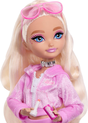 Barbie Dream Besties Weekend Getaway Malibu Doll and Accessories, Fashion Doll with Removable Fashions & 7 Travel Themed Toy Pieces
