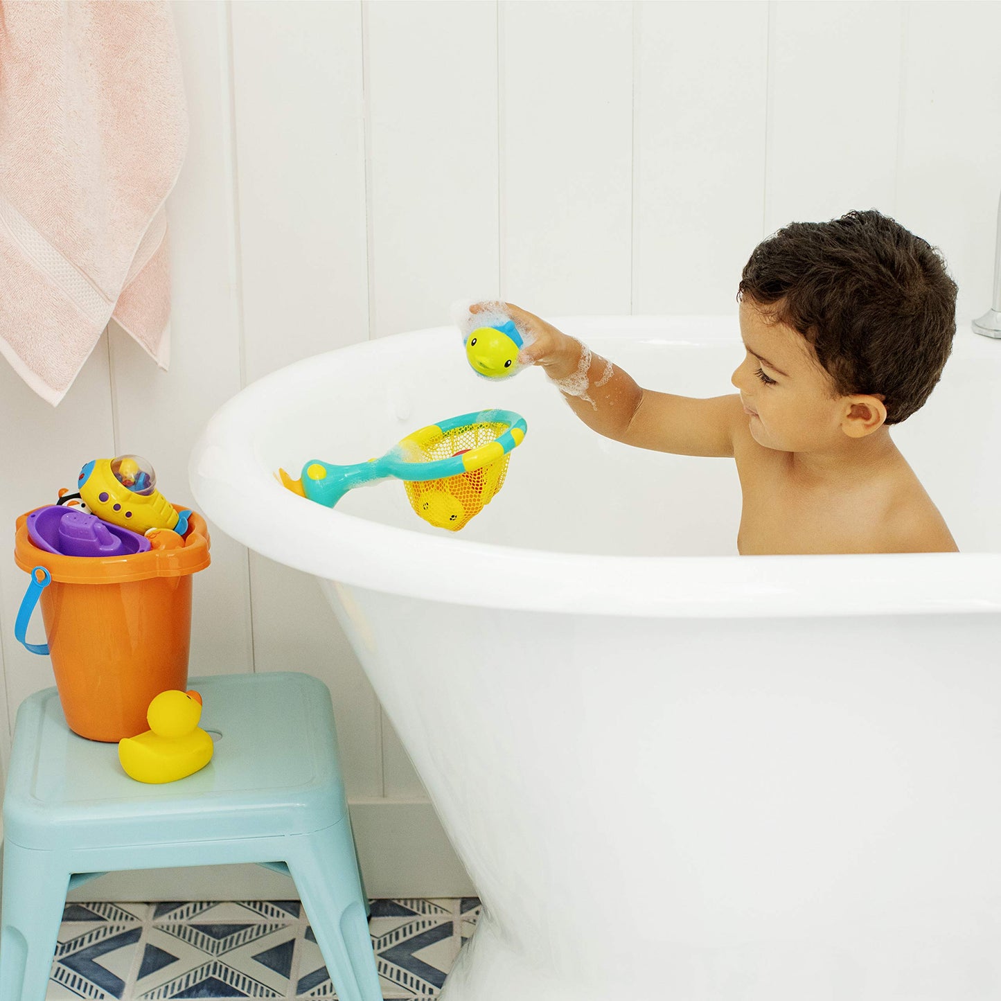 Munchkin® Catch & Score Hoop™ Basketball Scoop and Toss Baby and Toddler Bath Toy