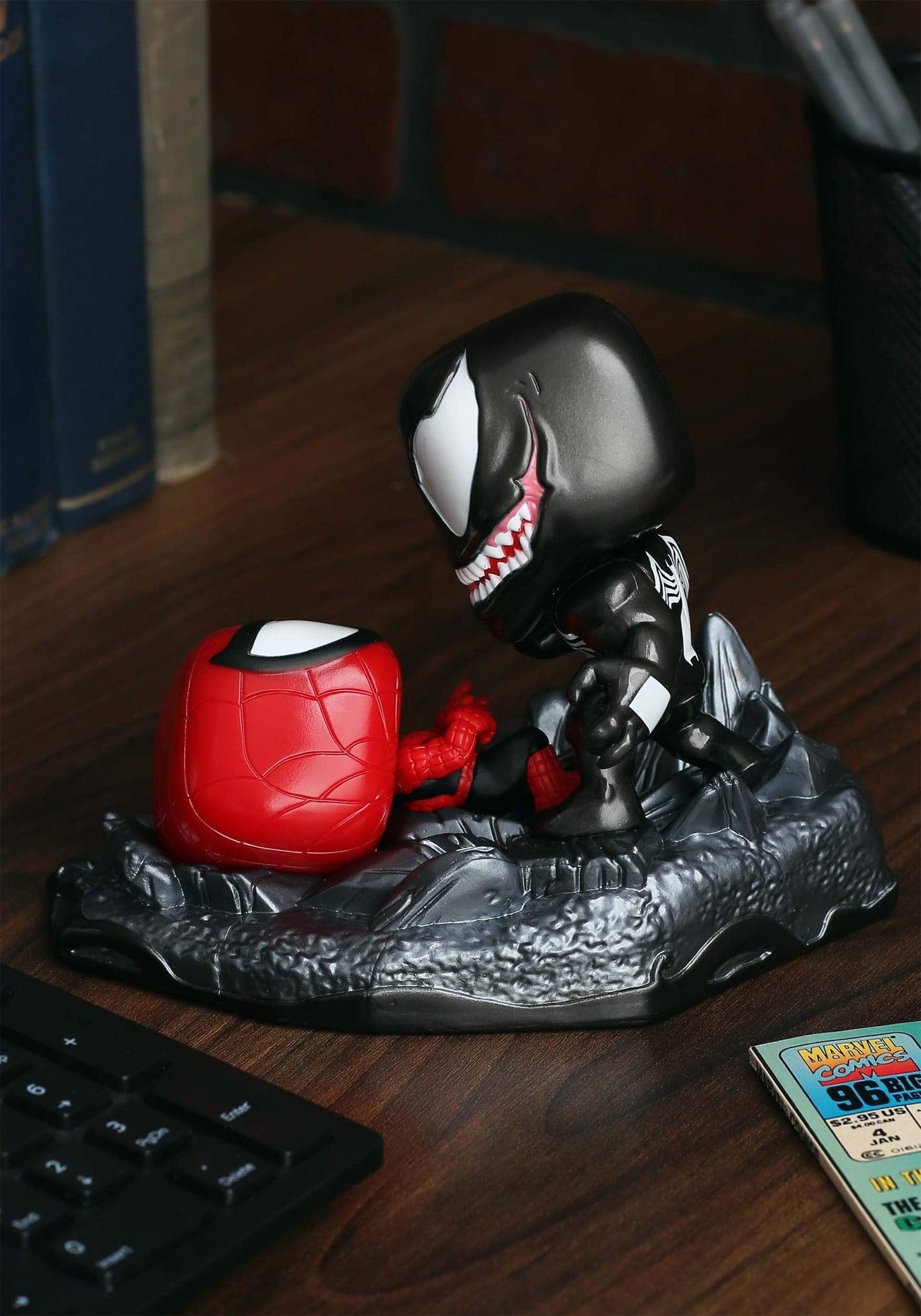 Pop! Comic Moments: Marvel Spider-Man vs. Venom Vinyl Figure