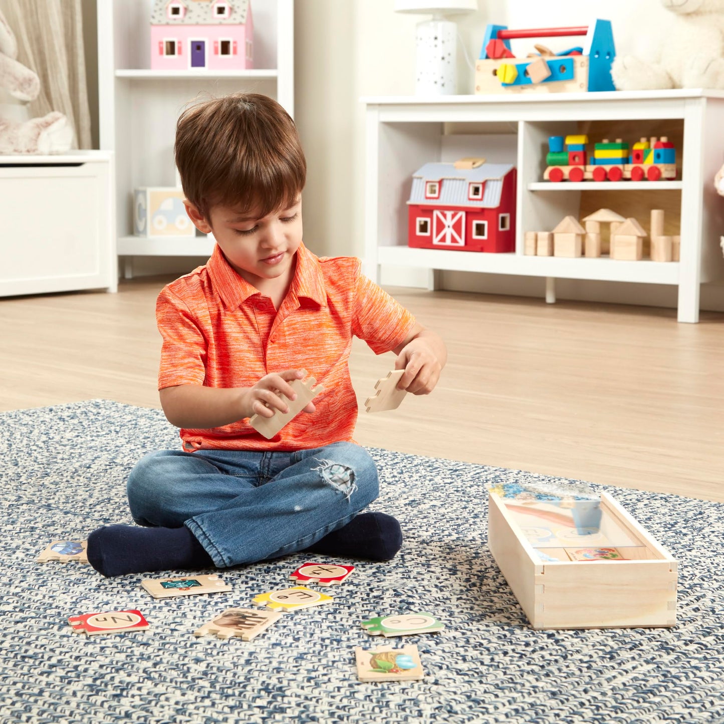 Melissa & Doug Self-Correcting Alphabet Letter Puzzles (Developmental Toys, Wooden Storage Box, Detailed Pictures, 52 Pieces, 7.62 cm H × 34.925 cm W