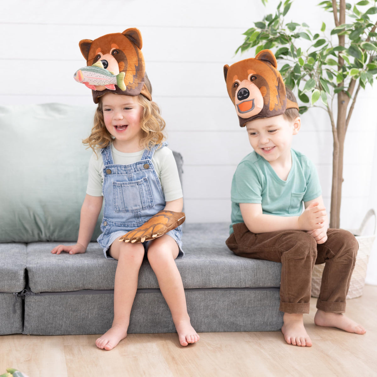 Melissa & Doug Yellowstone National Park Grizzly Bear Games and Pretend Play Set with Plush Bear Heads and Paw Gloves, Kids Animal Activity for