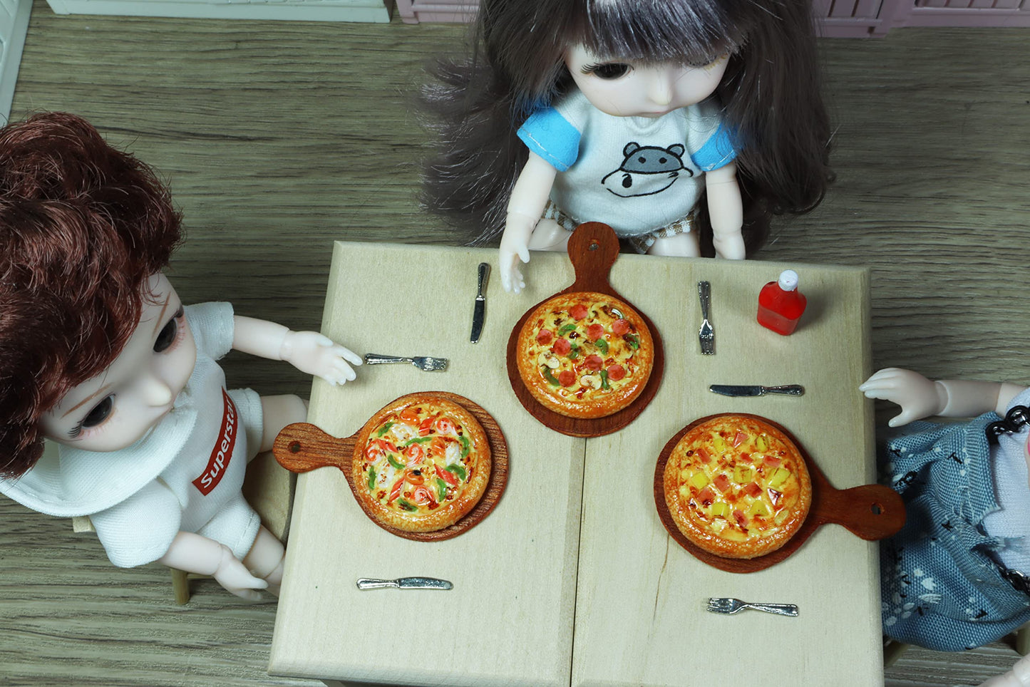 ThaiHonest 3 Pieces Pizza Miniature Set, Realistic Miniature Pizza on Wooden Tray, Dollhouse Food, 1:6 Scale, Multicolor, Clay