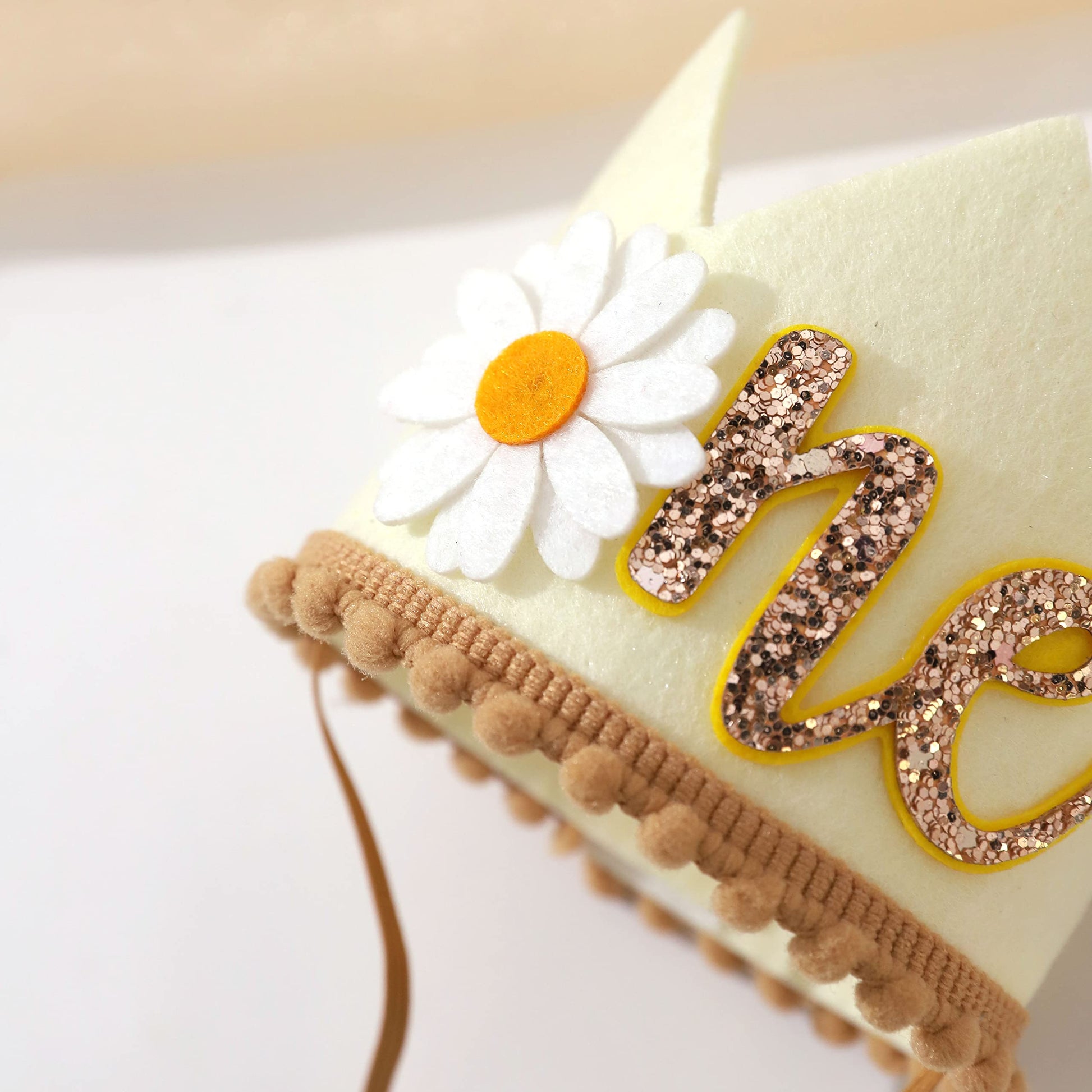 Agkvw Daisy 1st Birthday Crown - Groovy Hippie Style Costume Headwear, Felt Cloth, Handmade, Reusable, Velcro and Elastic Bands, Cream Brown