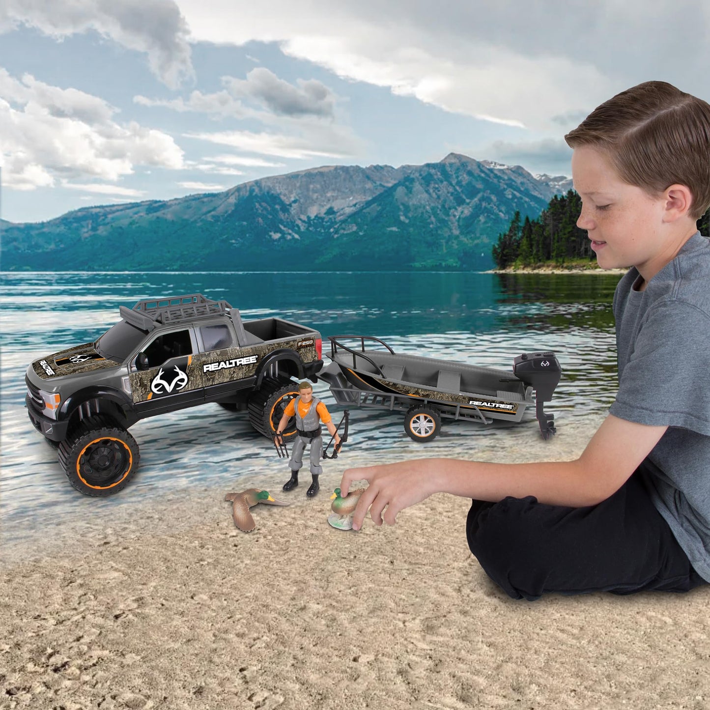 NKOK Realtree 1/18 Scale Free-Wheel Playsets 10-PC Set, RT Ford F-250 Super Duty Fishing Boat on Trailer & Accessories playset (Roof Rack, Hunter, 2