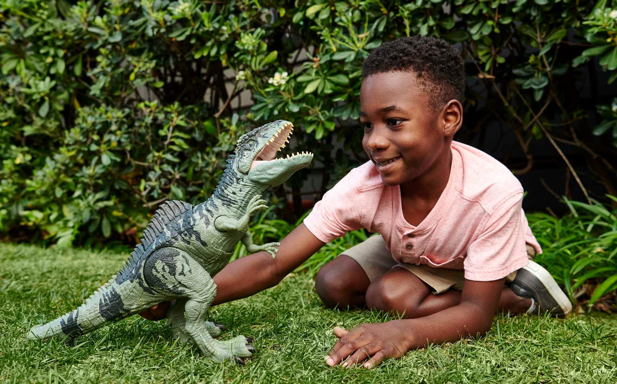 Mattel Jurassic World Dominion Strike 'n Roar Dinosaur Action Figure, Giganotosaurus Gray Dino Toy with Striking Motion & Sounds