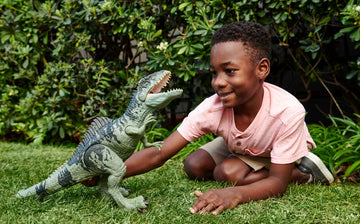 Mattel Jurassic World Dominion Strike 'n Roar Dinosaur Action Figure, Giganotosaurus Gray Dino Toy with Striking Motion & Sounds
