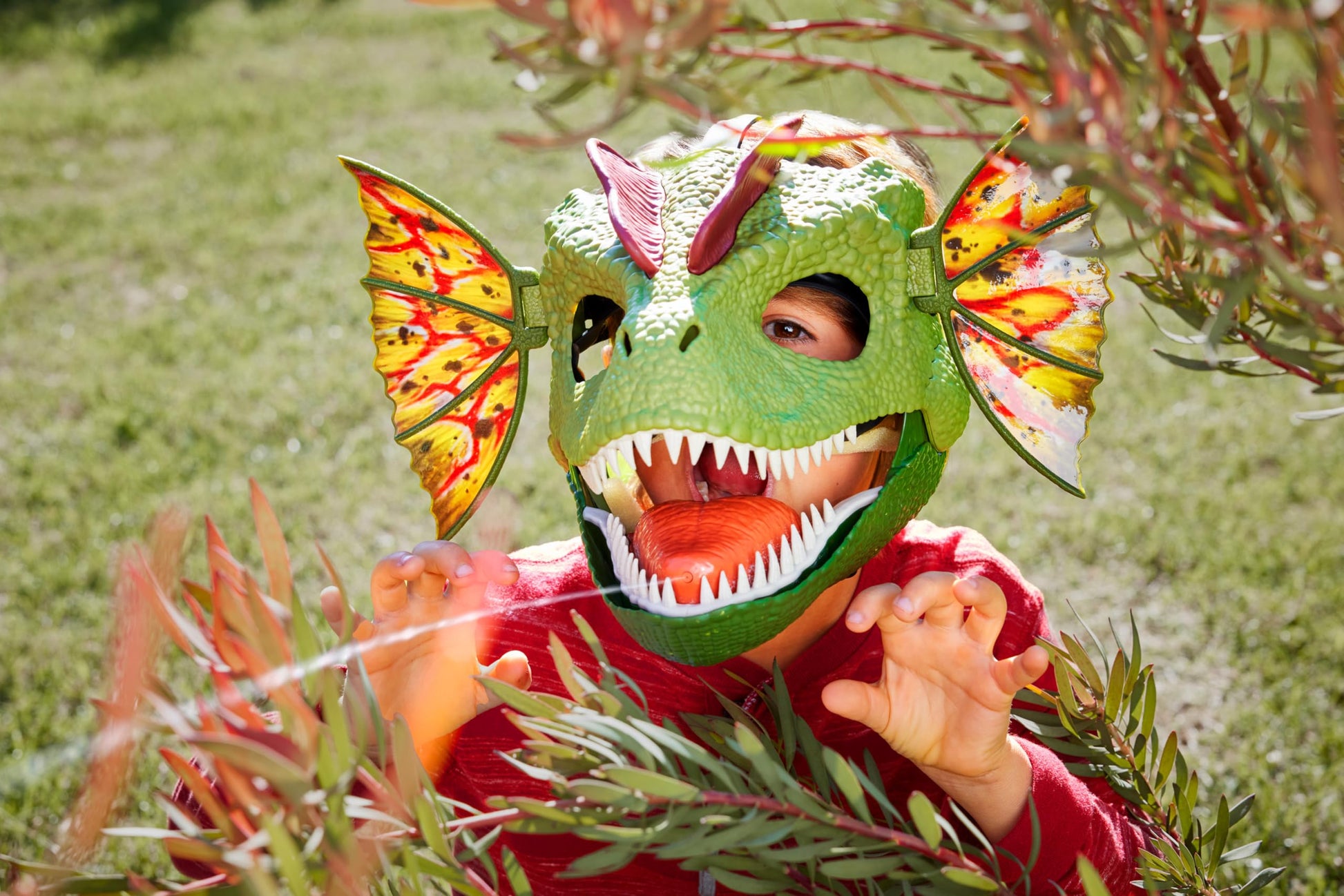 Mattel Jurassic World Dilophosaurus Role Play Mask with Venom Launchin Water Feature, Sound & Adjustable Frill, Dinosaur Costume Headgear Toy