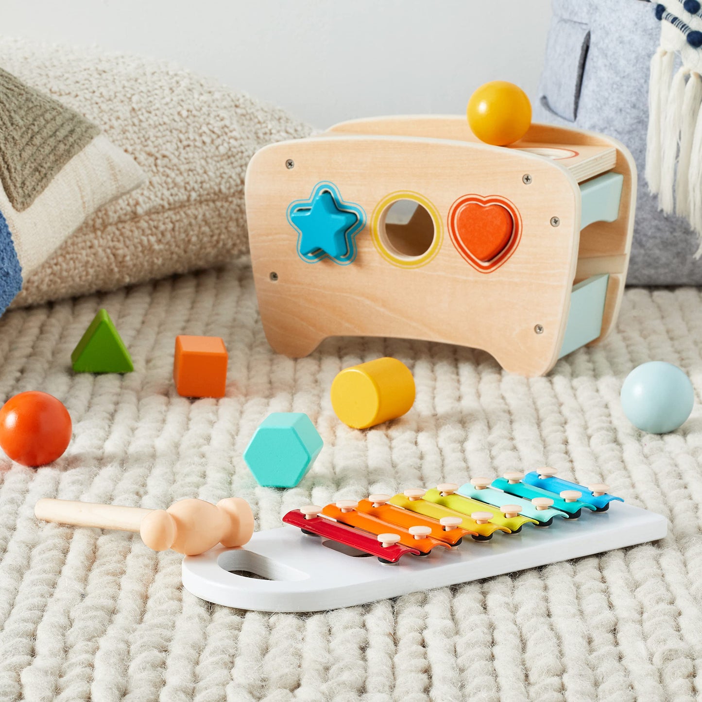 Amazon Basics Musical Pounding Bench With Xylophone and Shape Sorter Educational Toy for Toddlers, Developmental Learning Toy, Age 18M+, Boy Girl