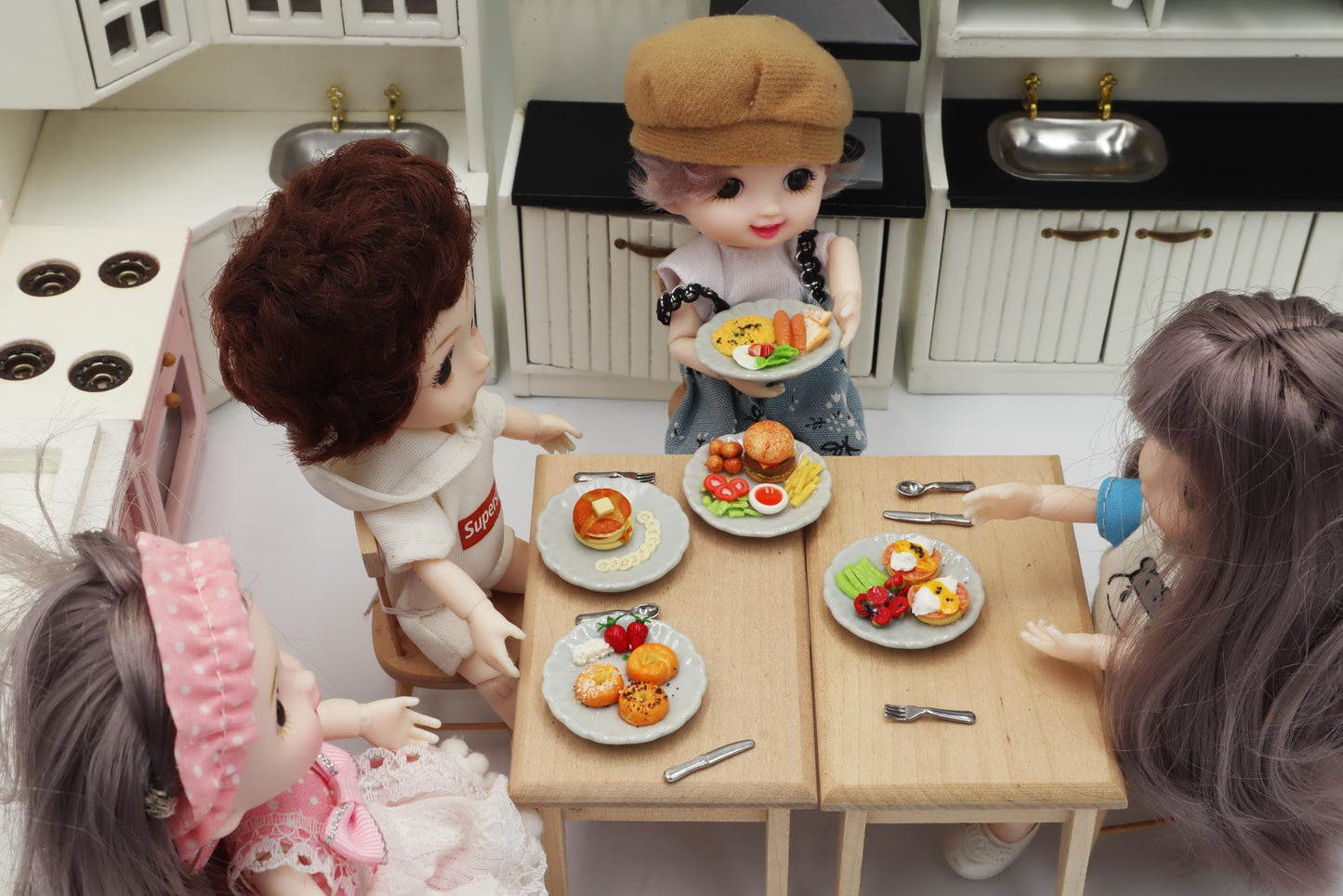 5 Pieces Burger, Egg Benedict,Omelet,Bagels and Pancake Dollhouse Miniatures Food Breakfast Miniatures Food Set On Ceramic Plate for Home Kitchen
