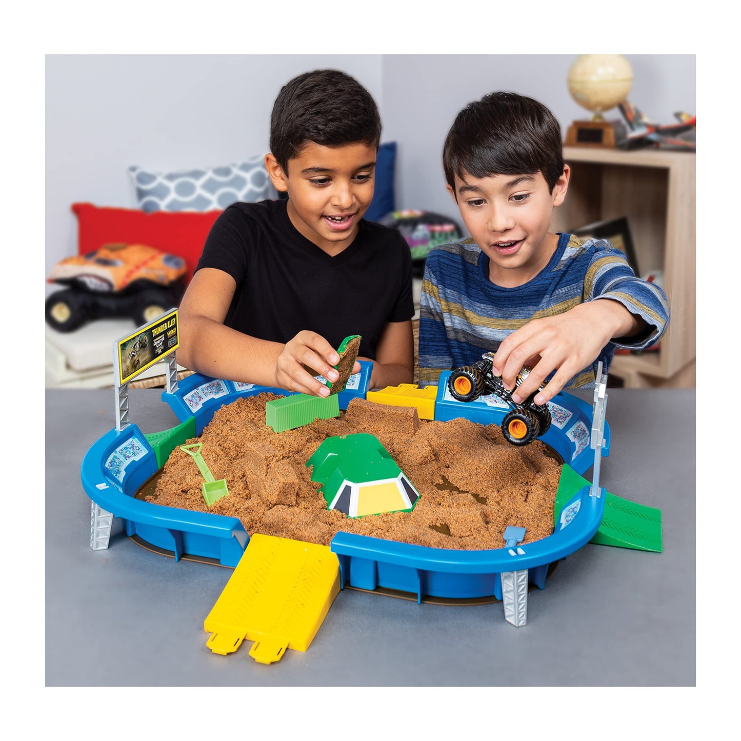 Monster Jam, Monster Dirt Arena 24-Inch Playset with 2lbs of Monster Dirt and Exclusive 1:64 Scale Die-Cast Monster Jam Truck