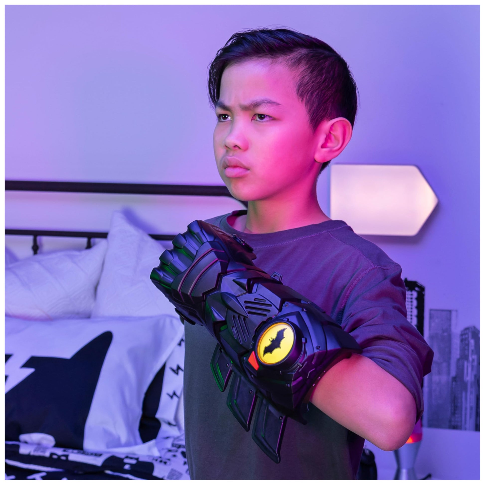 DC Comics Batman Interactive Gauntlet with Over 15 Phrases and Sounds, for Kids Aged 4 and Up