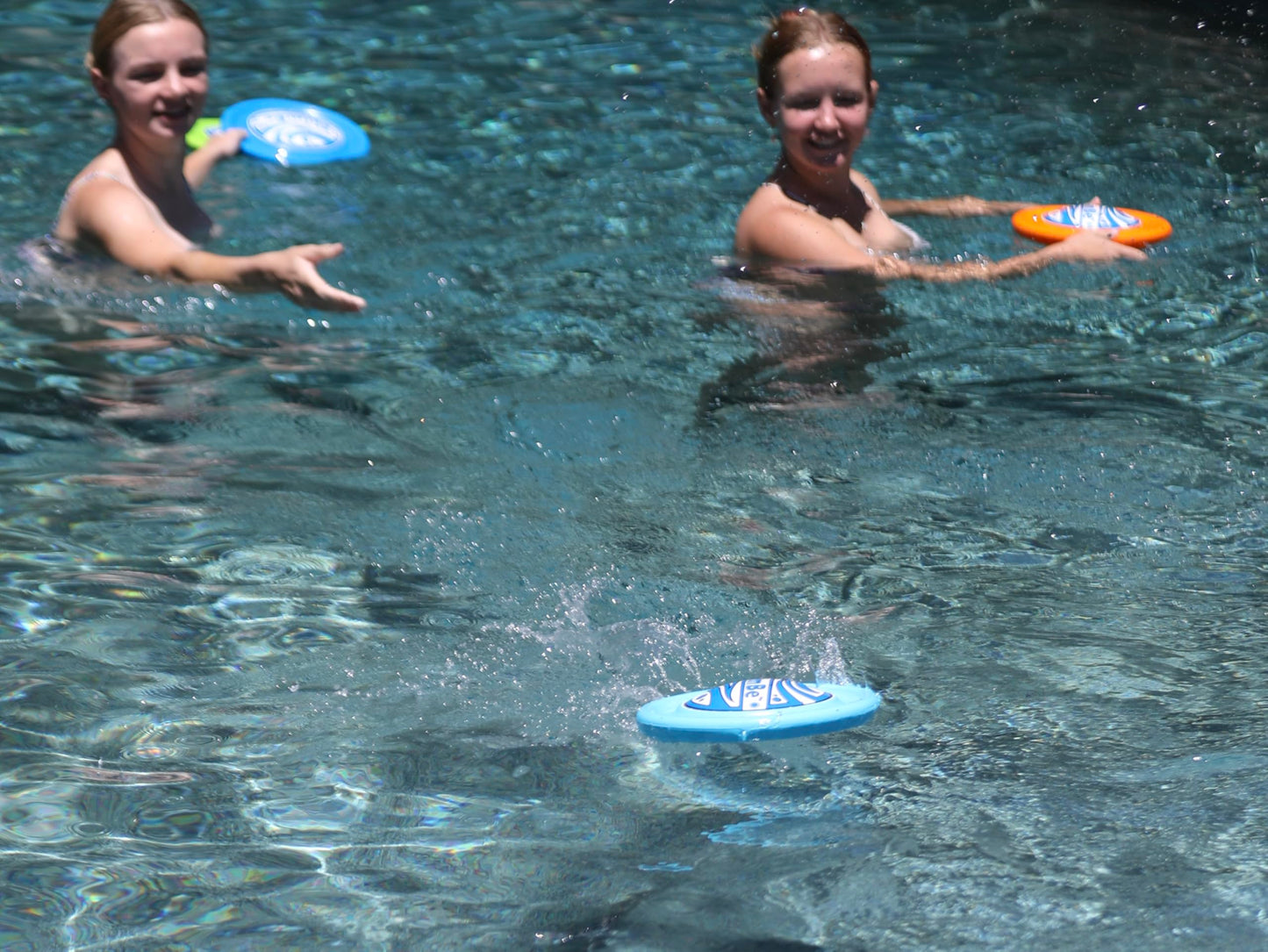 SkimBe® Disc Toy - Skimming Disc for Pool, Beach & Summer Games - Water Skimming Toy for Kids & Adults - Durable Floating Toy for Pool, River