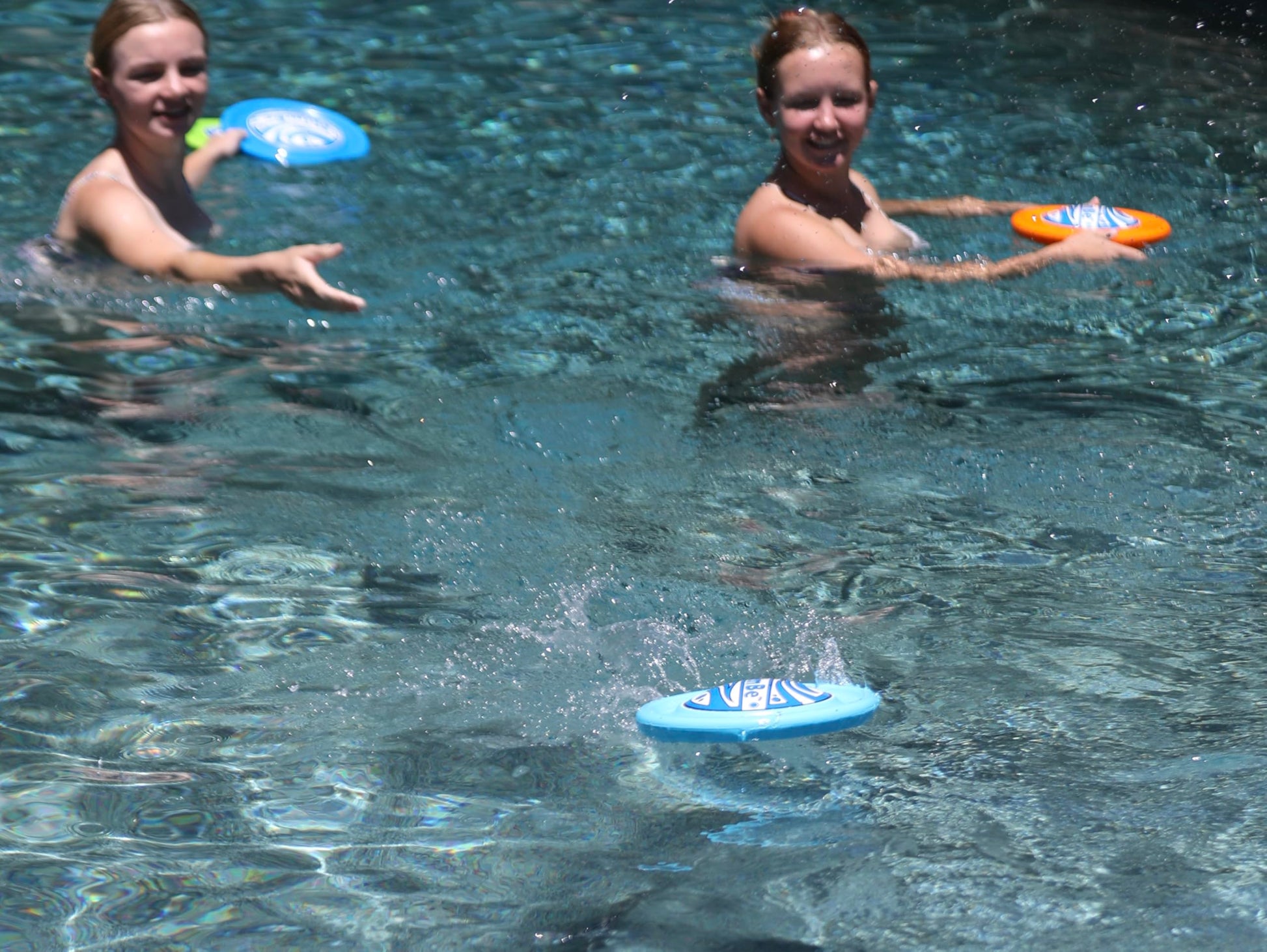 SkimBe® Disc Toy - Skimming Disc for Pool, Beach & Summer Games - Water Skimming Toy for Kids & Adults - Durable Floating Toy for Pool, River
