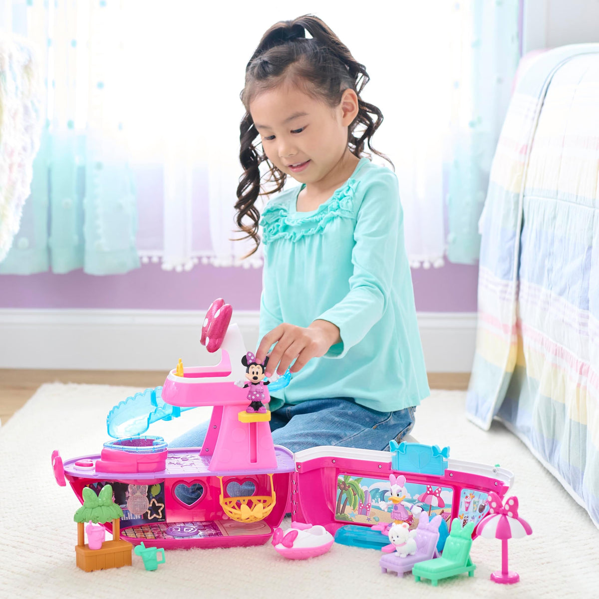 Disney Junior Minnie Mouse Bowdazzling Yacht Playset, Lights and Sounds, 14 Piece Playset with Figures, Kids Toys for Ages 3 Up by Just Play