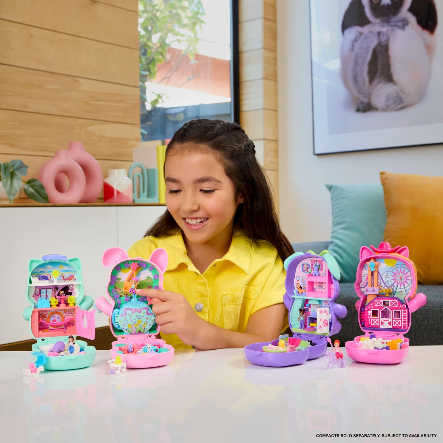 Polly Pocket Dolls and Playset, Set Sail Kitty Compact, Travel Toy with 1 Micro Doll, Pet Cats, Food & Fashion Styling Accessories