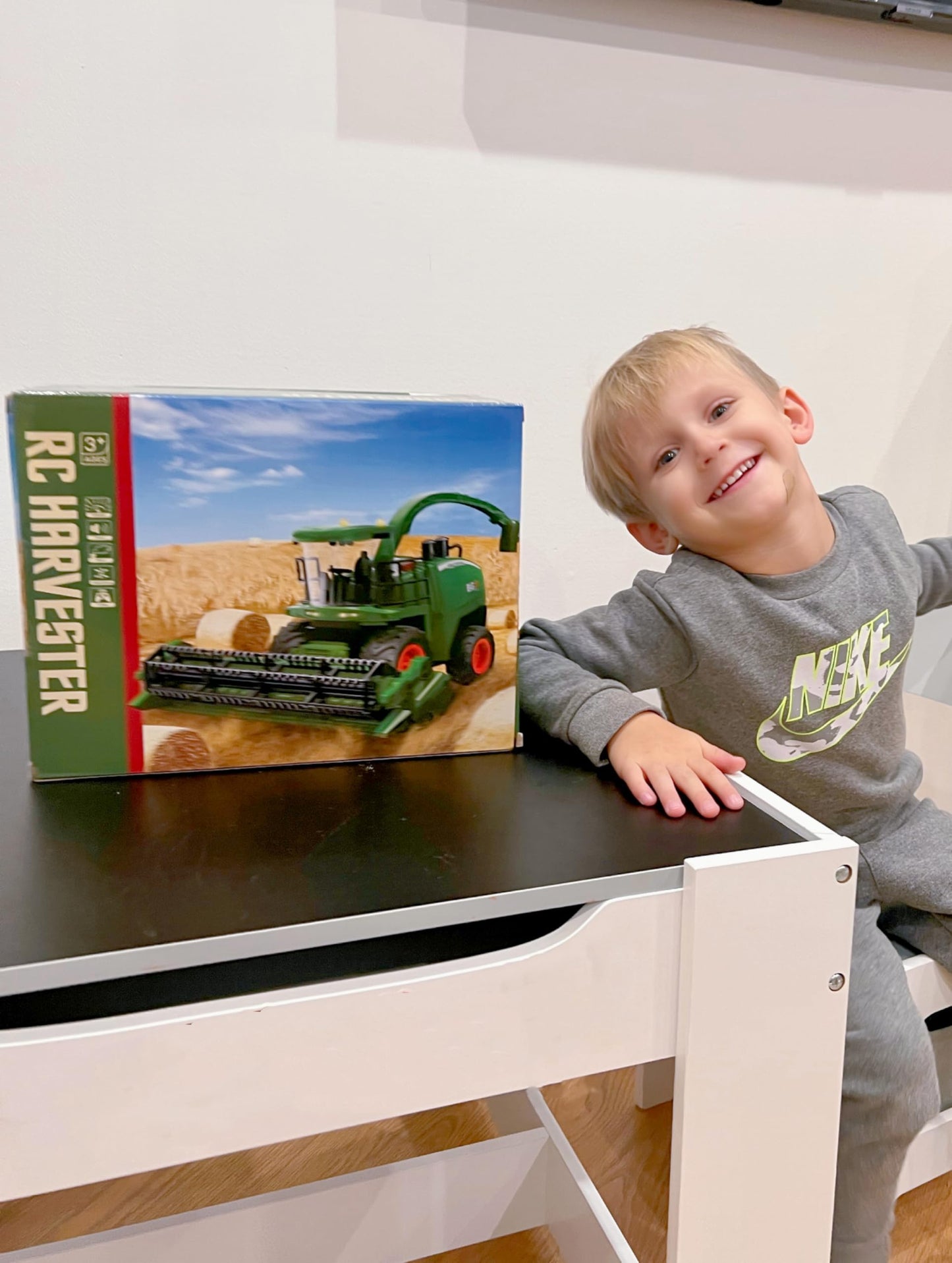 Uarzt Remote Control Combine Harvester Tractor Toy, 1/24 Scale RC Harvester Toys for Kids with 2 Grian Heads/2 Rechargeable Batteries/Light, Farm Toys