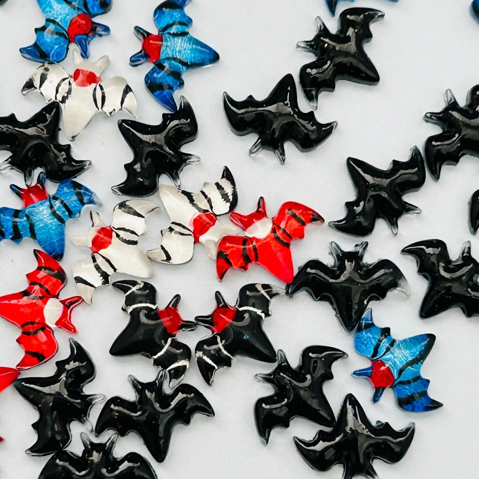 Micro Miniature Bats, Dollhouse Miniature Tiny Bats, Spooky Themed Cartoon Flat Back Bats, Mini Micro Landscaping Decoration (40 PCS)