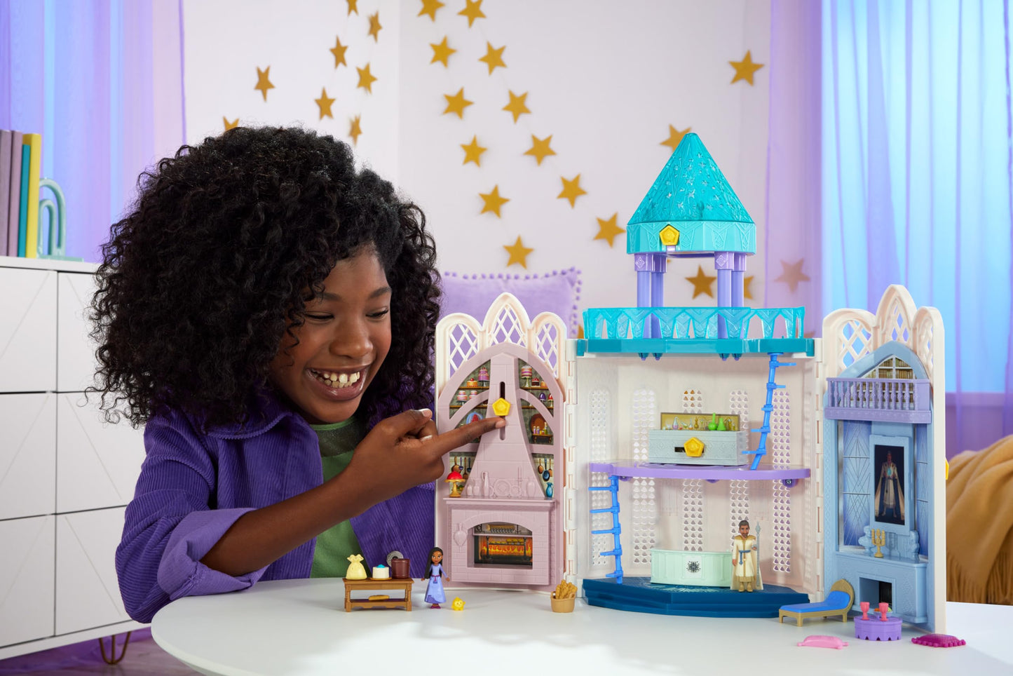 Mattel Disney Wish Toys, Rosas Castle Dollhouse Playset with 2 Posable Mini Dolls, Star Figure, 20 Accessories, Light-Up Projection Dome & More