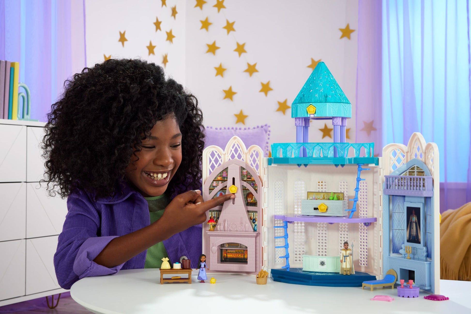 Mattel Disney Wish Toys, Rosas Castle Dollhouse Playset with 2 Posable Mini Dolls, Star Figure, 20 Accessories, Light-Up Projection Dome & More