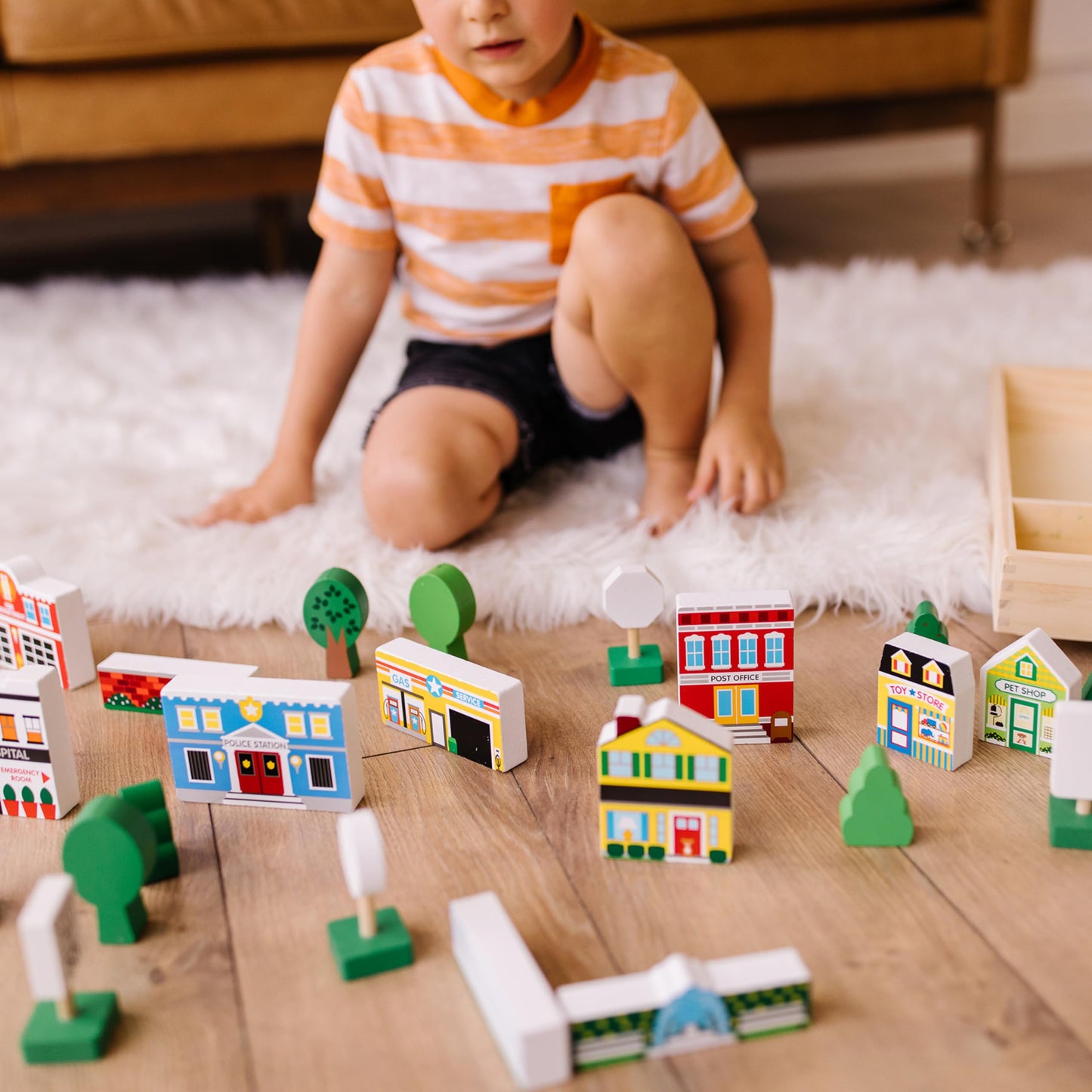 Melissa & Doug Wooden Town Play Set with Storage Tray (32 pcs)