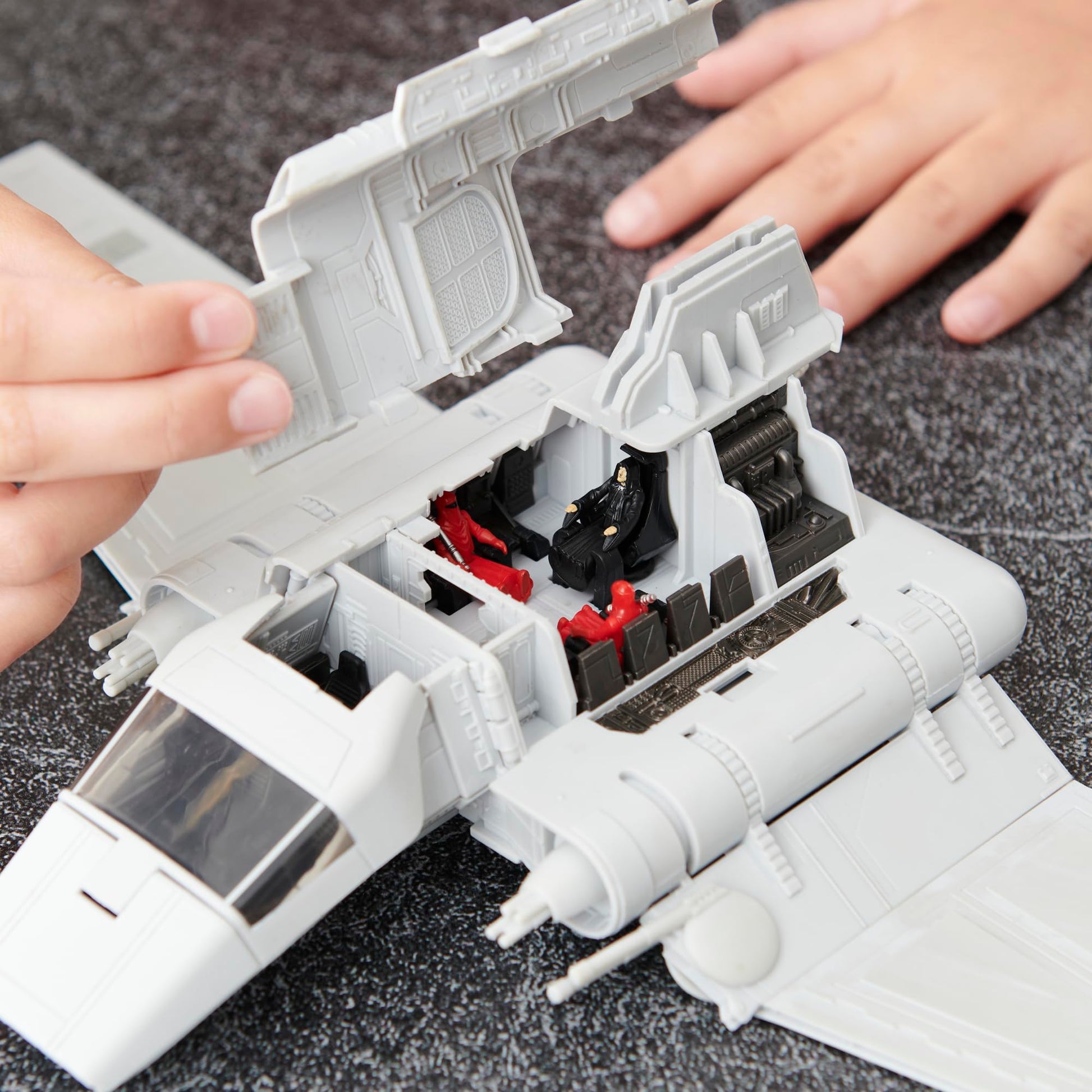 Star Wars Micro Galaxy Squadron Imperial Shuttle - 7-Inch Starship Class Vehicle with Three 1-Inch Micro Figure Accessories