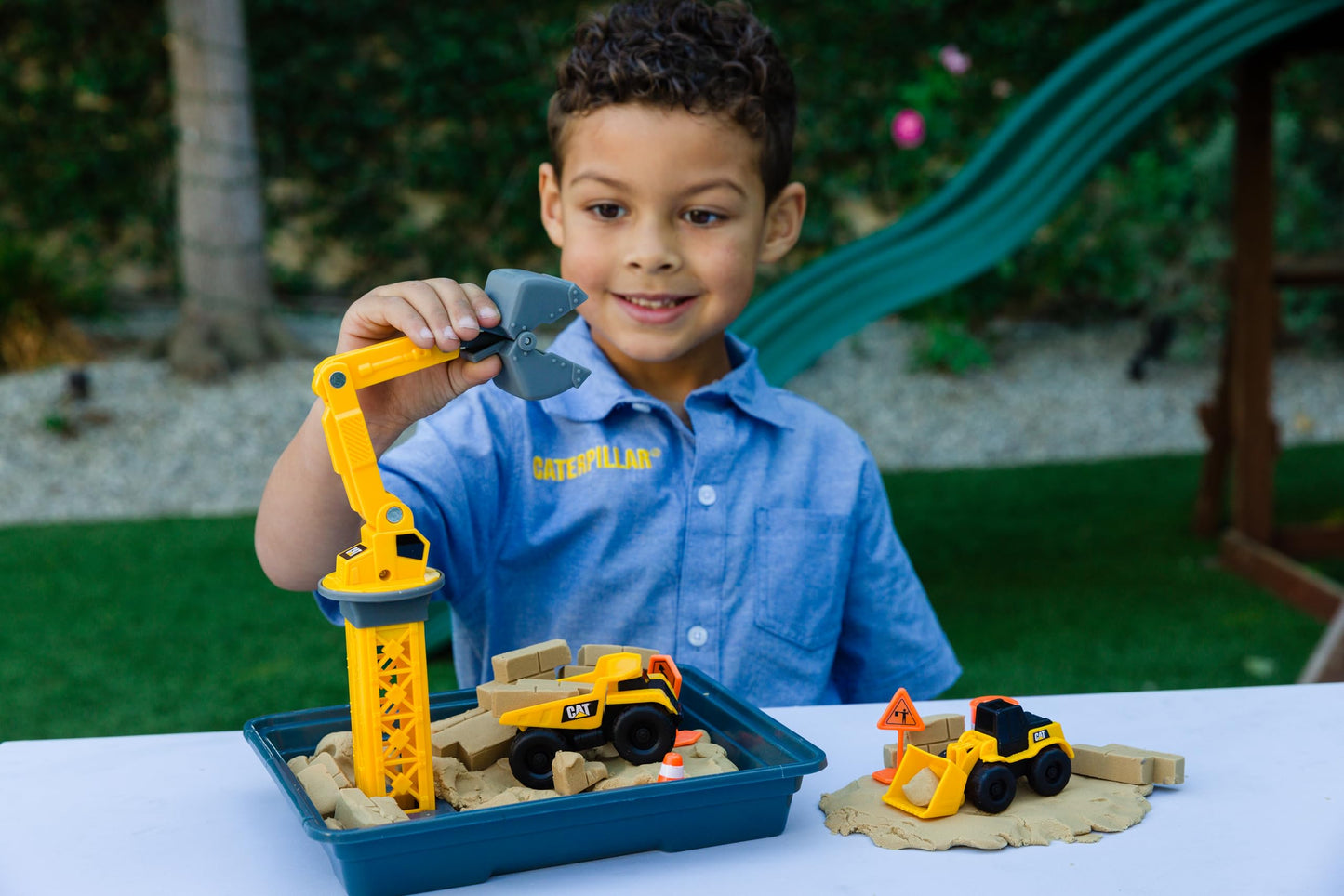 CAT Dig N’ Build Dirt Playset - 12 oz Moldable Dirt Compound, Working Crane, 2 Little Machines Vehicles, Construction Molds & Easy-Cleanup Tray
