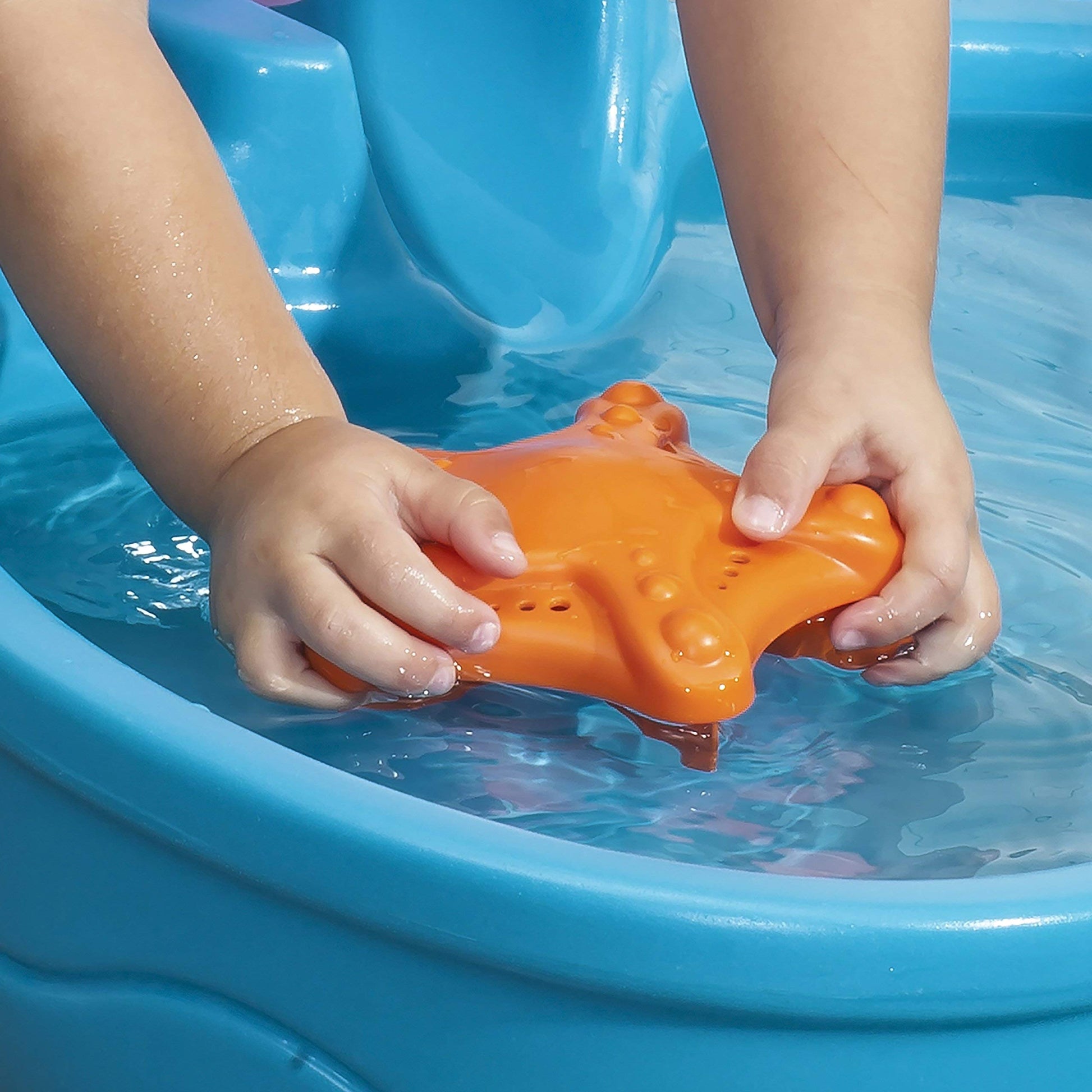 Step 2 Spill & Splash Seaway Water Table for Kids, Two-Tier Outdoor Kids Water Sensory Table with Umbrella, Ages 1.5+ Years Old, 11 Piece Water Toy