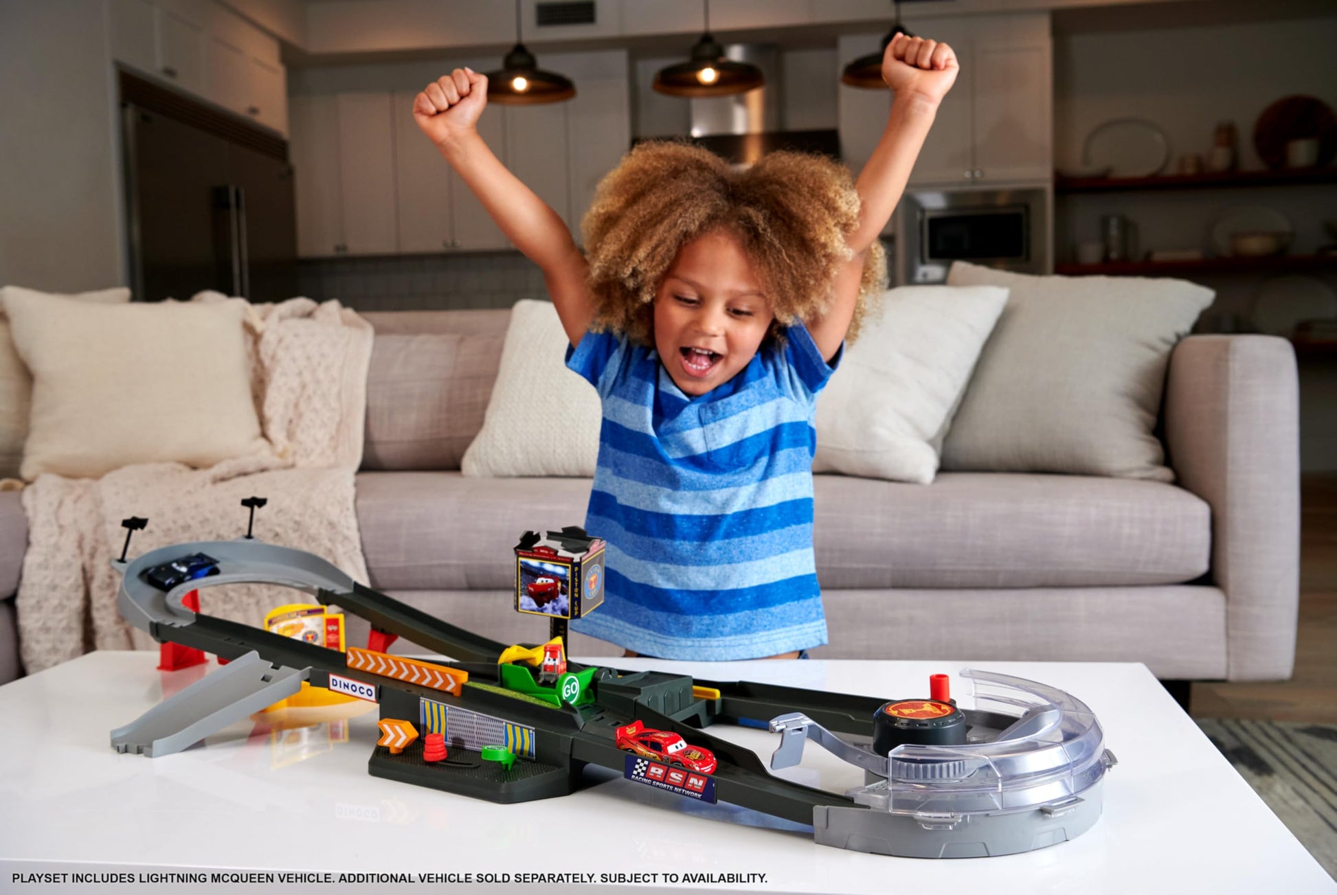 Mattel Disney Pixar Cars Track Set, Piston Cup Action Speedway Playset with 1:55 Scale Lightning McQueen Die-Cast Toy Car