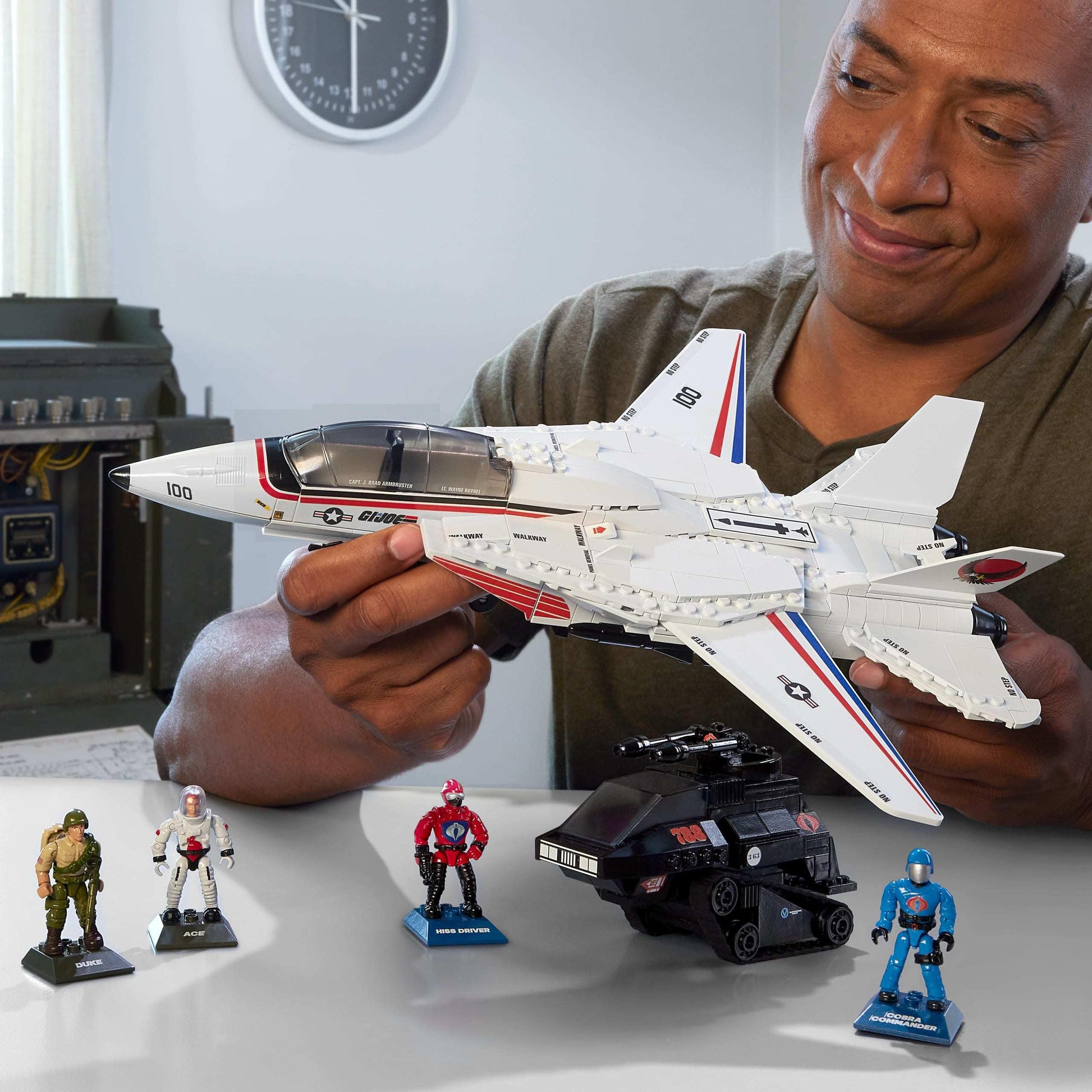 MEGA G.I. Joe Action Figures Building Toys, Skystriker XP-14F vs. Cobra H.I.S.S. with 617 Pieces, 4 Poseable Characters, for Collectors